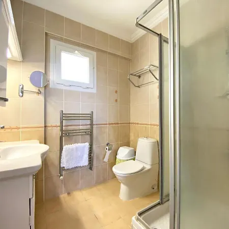 4 Bedroom Deluxe With Mountain And Sea View Kirenia