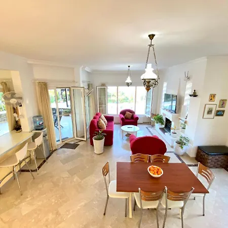 فيلة 4 Bedroom Deluxe With Mountain And Sea View كيرينيا