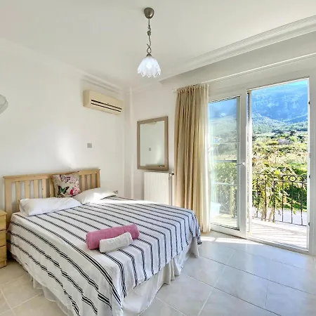 4 Bedroom Deluxe With Mountain And Sea View Villa *