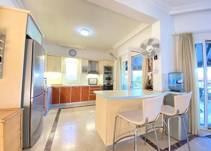 4 Bedroom Deluxe With Mountain And Sea View Вилла Кирения